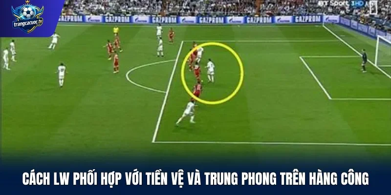 Cách LW phối hợp với tiền vệ và trung phong trên hàng công